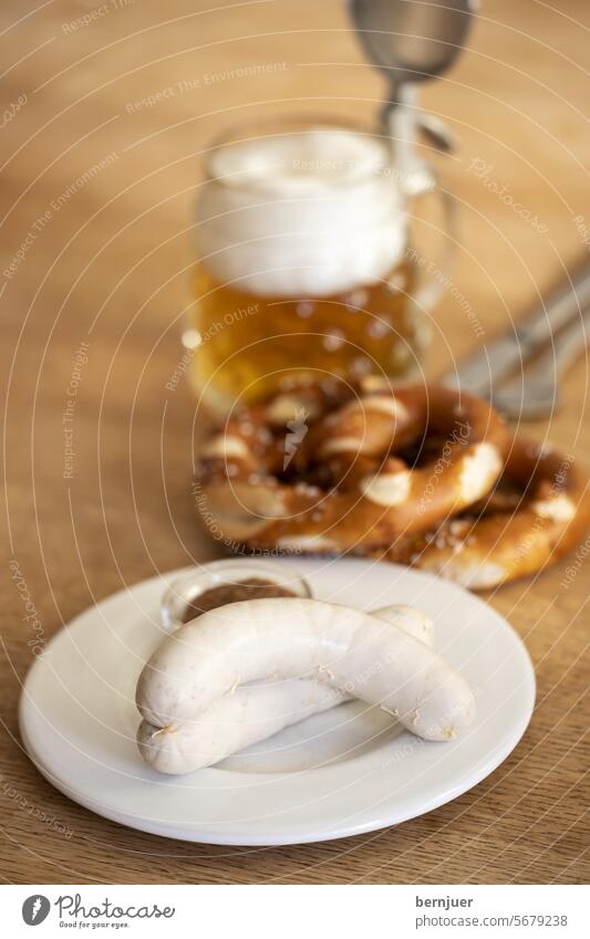 Bayerische Weißwürste auf Holz Weißwurst Fleisch Bayern Bierkrug Deckel Essen Kalbfleisch München Oktoberfest Fest Tradition Brezel weiß Senf rustikal