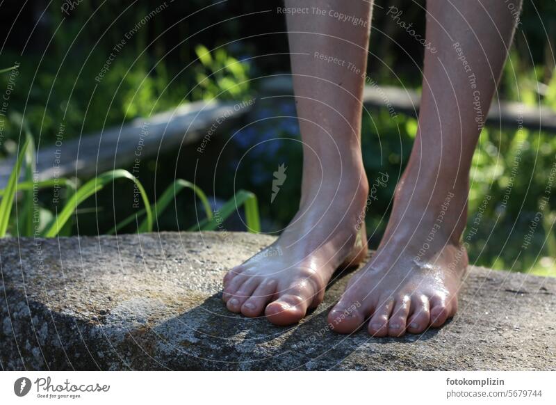 nasse Füße auf verwittertem Betonstein Fuß Sommer draußen Brunnenrand Sommergefühl Barfuß Zehen Haut Kinderfuß nackt Schwimmen & Baden Erfrischung baden Füsse