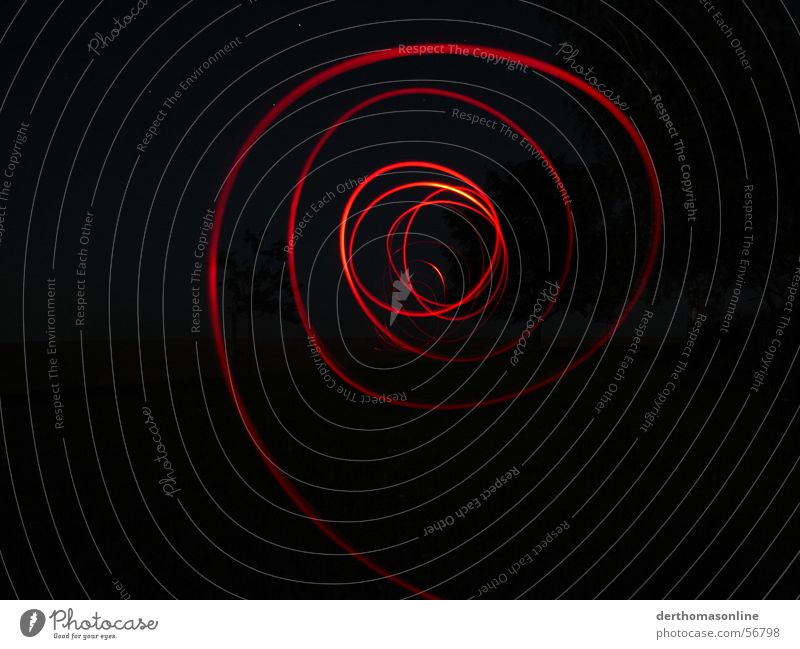 Spuren (in rot) Diode dunkel Leuchtspur Nacht schwarz Streifen Kreis Kreisel Licht Geschwindigkeit Aktion Tunnelblick Sog saugen Begierde Elektrizität Richtung