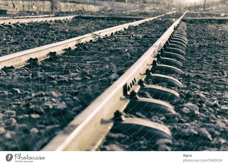 im Licht des Sonnenaufgangs die Eisenbahnstraße Hintergrund abstrakt reisen Schiene Bahn bügeln Perspektive Linie Konzept Weg Sonnenuntergang Regie Transport