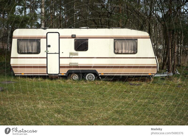 Wohnwagen in Beige und Naturfarben für Camping und Vanlife auf dem Campingplatz am Segelflugplatz in Oerlinghausen bei Bielefeld am Hermannsweg im Teutoburger Wald in Ostwestfalen-Lippe