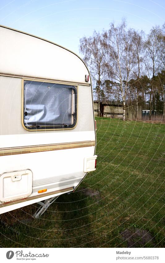 Wohnwagen in Beige und Naturfarben für Camping und Vanlife auf dem Campingplatz am Segelflugplatz in Oerlinghausen bei Bielefeld am Hermannsweg im Teutoburger Wald in Ostwestfalen-Lippe