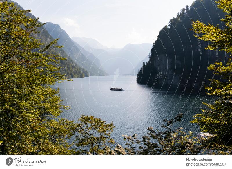 Der Königssee im Nationalpark Berchtesgaden, Bayern, Deutschland See Panorama Steinernes Meer Malerwinkel Berglandschaft Watzmann Sankt Bartholomä Berge alpin