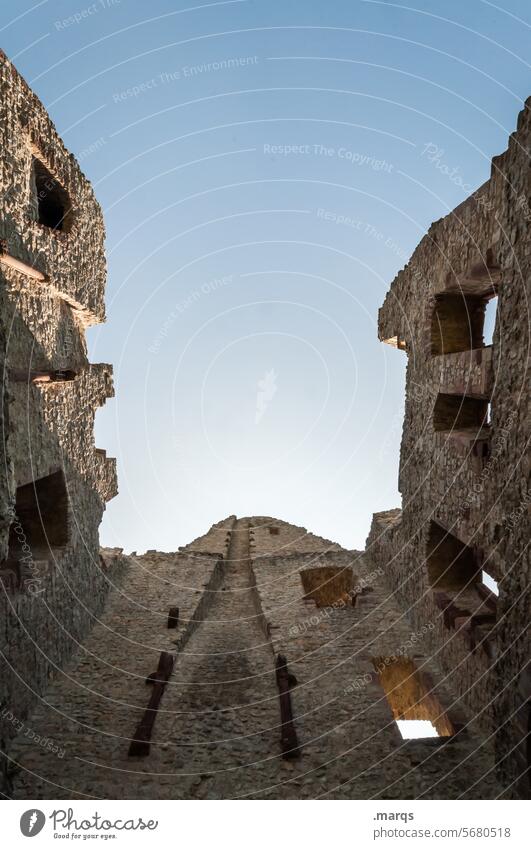 Ruine Burg oder Schloss historisch Wand Himmel Froschperspektive Steinmauer Steinwand Historische Bauten Blauer Himmel himmelwärts Burgruine alt Mauer