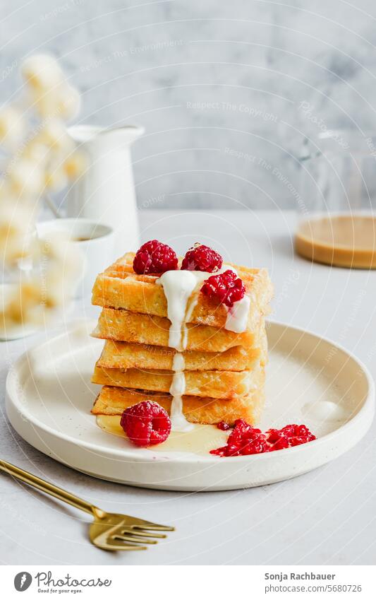 Waffeln mit frischen Himbeeren und Honig Dessert Servierfertig Frühstück Frucht gebacken süß lecker Beeren selbstgemacht Gebäck geschmackvoll Teller kulinarisch