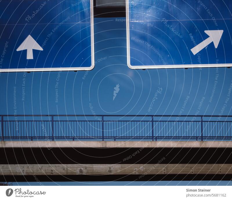 Schilder auf der Autobahn Schilder & Markierungen Pfeil Strassenschild Wegweiser Hinweisschild Navigation Orientierung Zeichen Richtung Straße Menschenleer