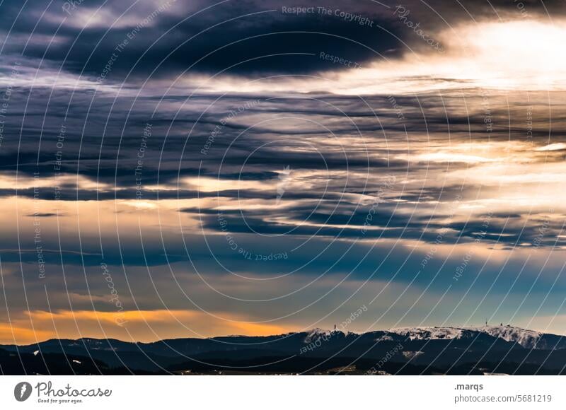 Abends am Feldberg Wolkenhimmel dramatisch Dämmerung Abenddämmerung Berge u. Gebirge Schneebedeckte Gipfel dunkel Sonnenlicht mehrfarbig Natur Himmel Umwelt