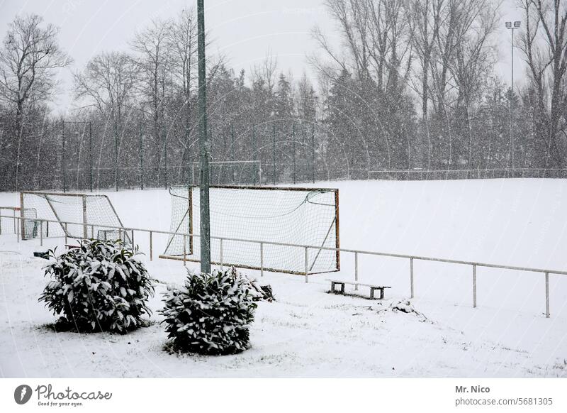 Winterpause Bolzplatz Sportplatz Freizeit & Hobby Fußball Tor Fußballtor Fußballplatz kalt Schnee Spielfeld Sport-Training schneebedeckt unbespielbar Ballsport