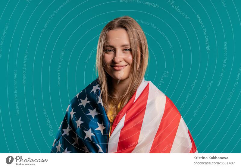 Glückliche Frau mit nationaler USA-Flagge auf blau. Amerikanischer Patriot 4. Juli Afroamerikaner afroamerikanisch Amerikaner Stars and Stripes Transparente