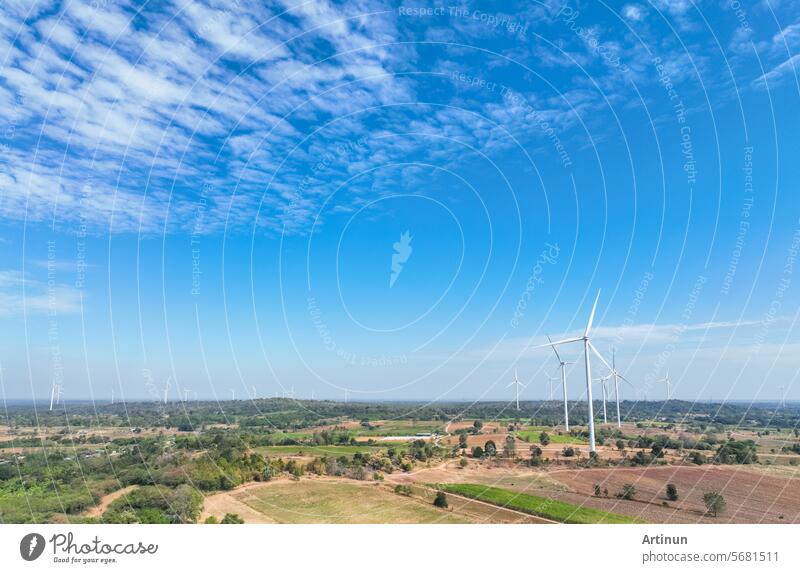 Landschaft eines Windparks. Windenergie. Windkraft. Nachhaltige, erneuerbare Energie. Windturbinen erzeugen Strom. Nachhaltige Entwicklung. Grüne Technologie für nachhaltige Energie. Grüne Energie.