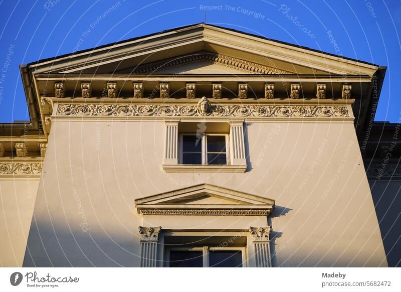 Lippisches Landesmuseum Detmold in Naturfarben vor blauem Himmel im Licht der Abendsonne am Schlossteich in Detmold am Teutoburger Wald in Ostwestfalen-Lippe