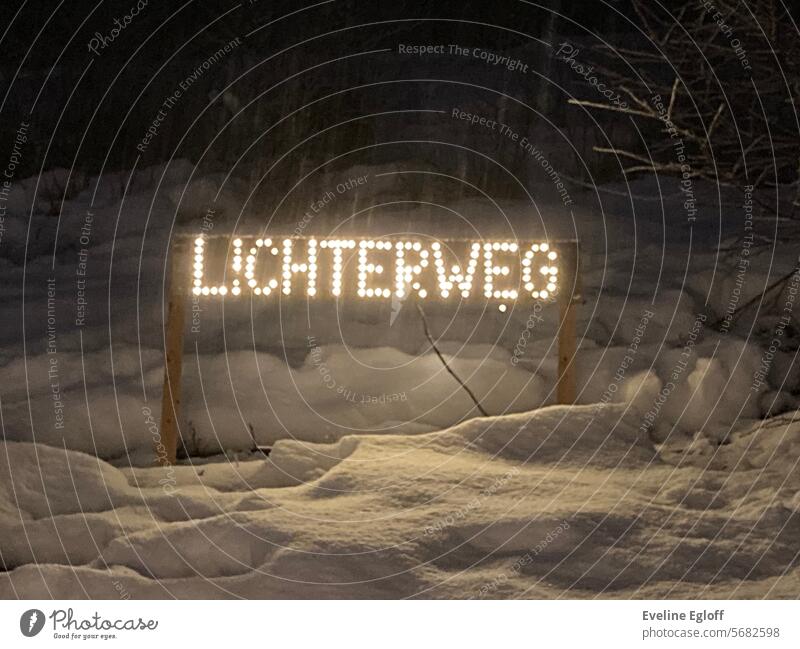 Lichterweg Wintertag winterlich Außenaufnahme Schnee kalt Winterstimmung weiß Kälte LED Lampe schneebedeckt Lämpchen Weg verschneit Advent Spaziergang