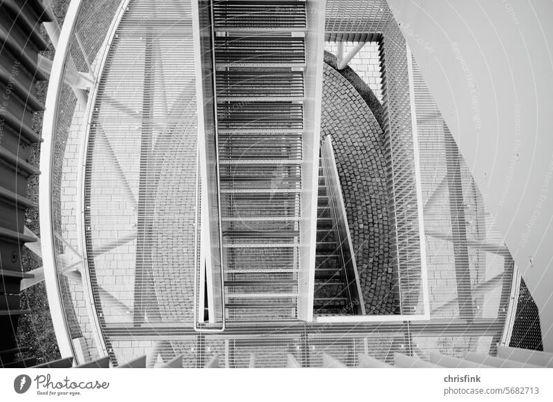 Metalltreppe in Aussichtsturm stufe aussichtsturm hoch höhe Hardtbergturm Königstein Treppe Geländer Treppenhaus Treppengeländer aufwärts abwärts treppenabsatz