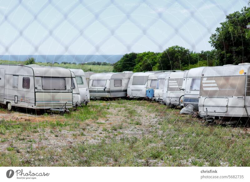 Wohnwagendepot hinter Zaun wohnwagen wohnanhänger wohnmobil urlaub reisen ferien leben wohnen Ferien & Urlaub & Reisen Mobilität Campingplatz Tourismus Freiheit