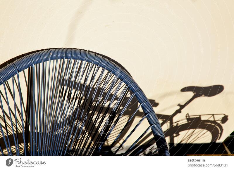 Sessel, Fahrrad, Schatten erholung ferien garten kleingarten kleingartenkolonie menschenleer morgen nachbarschaft natur ruhe saison schrebergarten sonne