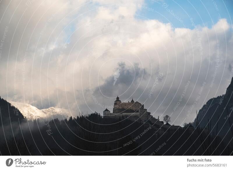 Burg in den Alpen. mittelalterliches Gebäude in den Bergen Werfen Austria Landschaft Berge u. Gebirge Burg oder Schloss Tourismus Architektur Außenaufnahme