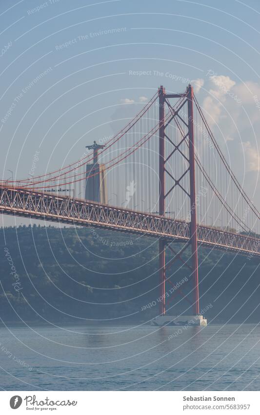 Rote Brücke 25 de Abril und Statue des Cristo Rei an einem leicht nebligen Tag, Lissabon, Portugal berühmt tagus Fluss Suspension Europa reisen Wasser