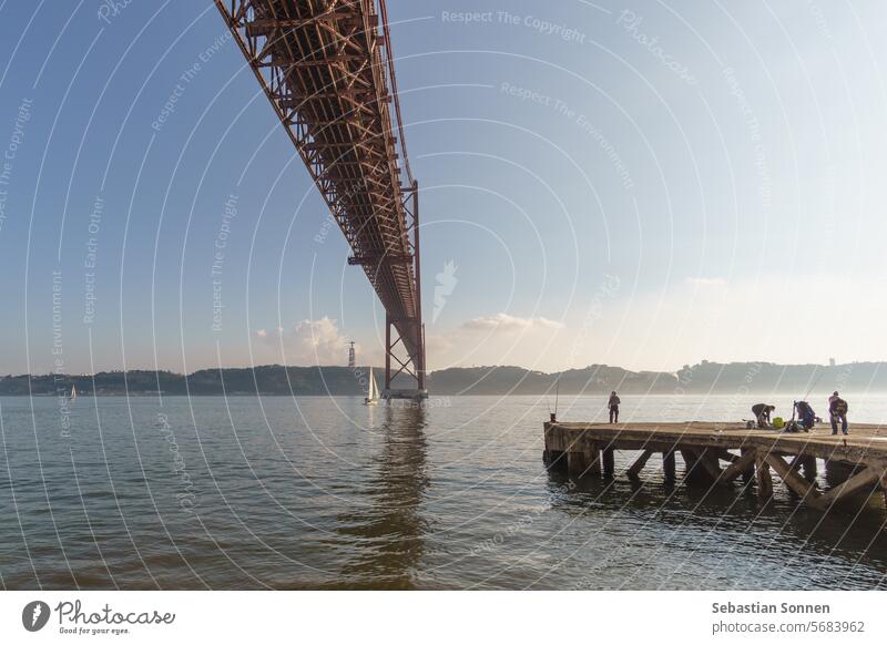 Rote Brücke 25 de Abril und Statue des Cristo Rei an einem leicht nebligen Tag, Lissabon, Portugal berühmt tagus Fluss Suspension Europa reisen Wasser