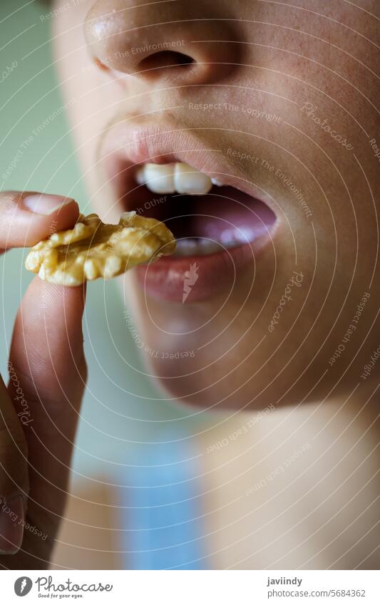 Anonymes Teenager-Mädchen, das eine leckere Walnuss essen will Walnussholz Gesundheit Nut hungrig Kernel Offener Mund frisch Diät Snack Lebensmittel Ernährung