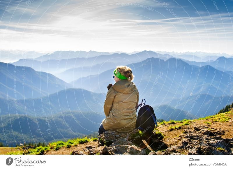 Junge Frau vor bayerischer Alpenkulisse Lifestyle Ferien & Urlaub & Reisen Tourismus Berge u. Gebirge wandern feminin Jugendliche 18-30 Jahre Erwachsene Natur