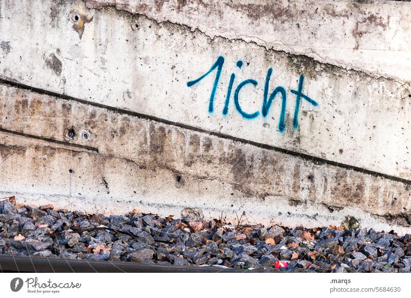 Einsicht Wand Schriftzeichen einsicht Weisheit Erkenntnis Stärke Mut Persönlichkeit Erfahrung Graffiti trashig