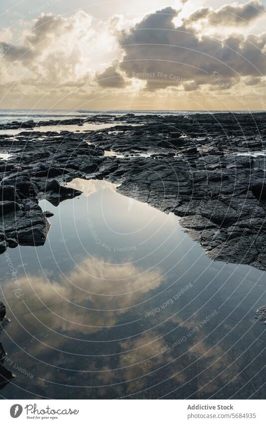 Sonnenuntergangsspiegelungen am Felsenstrand von Praia Emilia Reflexion & Spiegelung Gezeitenbecken Felsenküste praia emilia Wolken Wasser Seeküste Natur ruhig