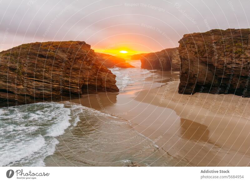 Sonnenuntergang am Strand Playa de las Catedrales, Spanien Playa de las Catedrales (Spielplan) Wellen Sand Gesteinsformationen Gelassenheit majestätisch