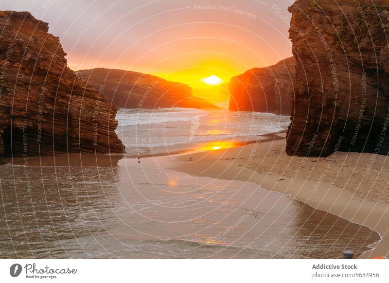 Sonnenuntergang am Playa de las Catedrales , Spanien Playa de las Catedrales (Spielplan) Warmes Licht majestätische Klippen Gelassenheit Ufer Strand MEER Meer