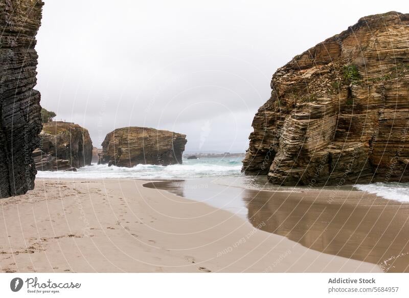 Majestätische Klippen am Strand Playa de las Catedrales in Spanien Playa de las Catedrales (Spielplan) Kantabrisches Meer Gesteinsformationen Sand winken Ufer