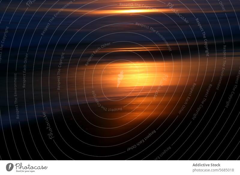 Abstrakter Sonnenuntergang schimmert auf Meereswellen abstrakt schimmern winken Reflexion & Spiegelung warm glühen Meereslandschaft Gelassenheit verschwommen