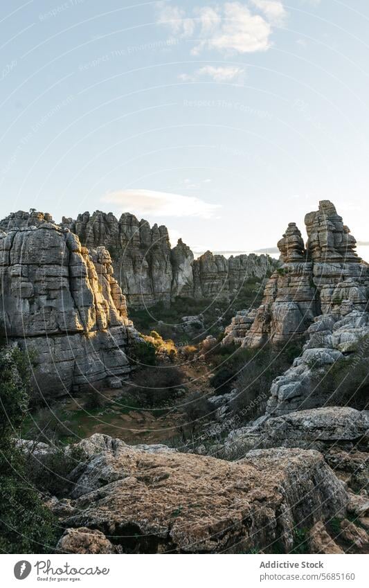 Goldenes Sonnenlicht taucht die einzigartigen Karstformationen in Torcal de Antequera während des Sonnenuntergangs Karstbildung goldene Stunde Malaga Natur