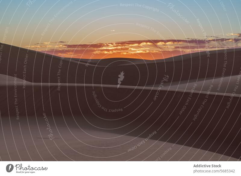 Heiterer Sonnenuntergang über den Dünen von Erd D'Admer Sanddüne ruhig warme Farbtöne Algerien natürliche Schönheit Frieden sanft Kurve wüst Gelassenheit