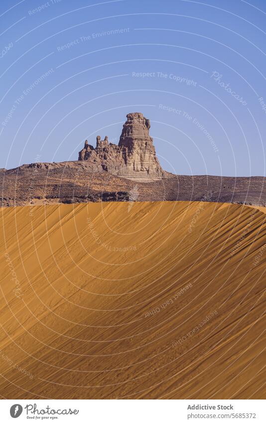 Goldene Stunde in Tadrart Rouge in Tin Merzouga mit Sand und Felsen Landschaft malerisch golden Sanddünen Felsformationen Abenddämmerung Blauer Himmel