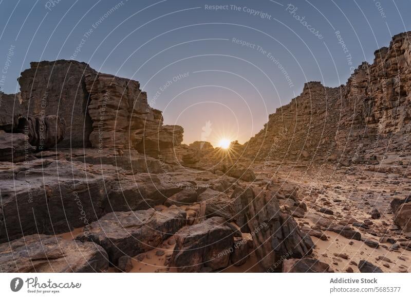 Sonnenuntergang über dem felsigen Gelände von Tassili N'Ajjer wüst Steine robust glühen warm Landschaft Abenddämmerung Gesteinsformationen Natur wild trocken