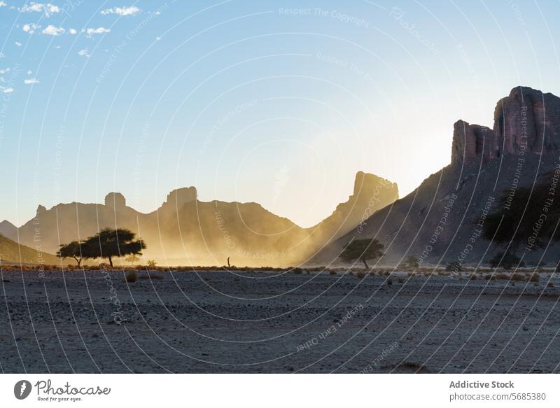 Sonnenuntergang über einer staubigen Berglandschaft Berge u. Gebirge Staubwischen Sonnenstrahlen Landschaft Natur guelta essendilene im Freien Abenddämmerung