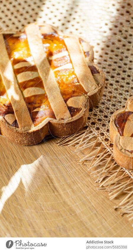 Traditionelle italienische Osterpastiera mit Schattenspiel Italienisch Ostern Pastiera Napoletana Dessert Gebäck süß traditionell Lebensmittel Feier festlich