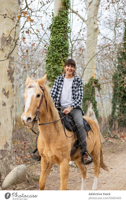 Glückliche Frau reitet auf ihrem schönen Pferd im Freien Erwachsener Tier Zaumzeug braun Pflege Kaukasier Nahaufnahme Dressur Reiterin pferdeähnlich Gerät