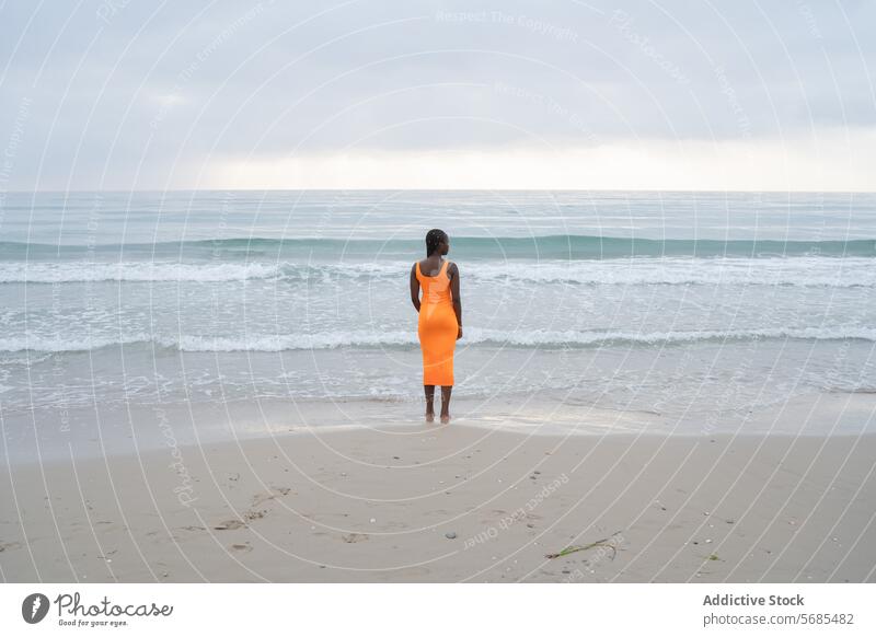 Positive schwarze Frau am Meeresufer stehend anhaben Halskette Stil Outfit Dame positiv Strand Urlaub MEER jung Accessoire feminin Vorschein Persönlichkeit froh