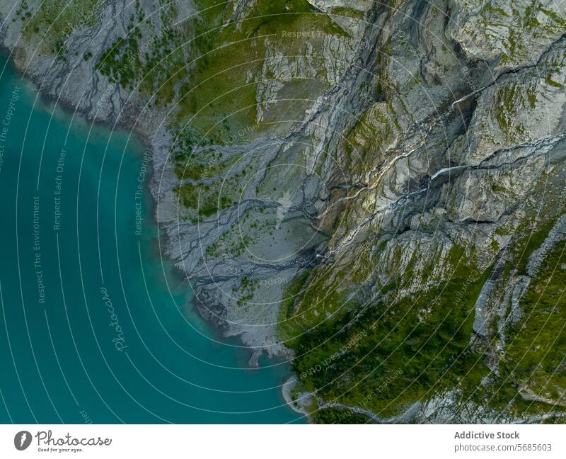 Luftaufnahme des abgelegenen türkisfarbenen Alpensees Antenne Türkisfarbenes Wasser Klippen Grün unwegsames Gelände Gelassenheit Natur ruhig malerisch Wildnis