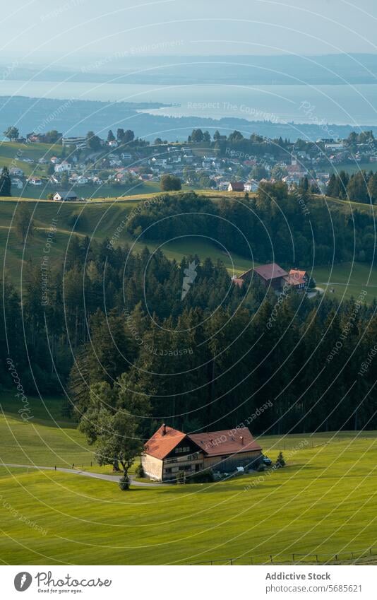 Gelassene Appenzeller Landschaft mit Fernsicht auf den See Gutshaus ländlich Hügel Wald Bodensee Abenddämmerung goldenes Licht Schweiz malerisch Ruhe Grün Natur