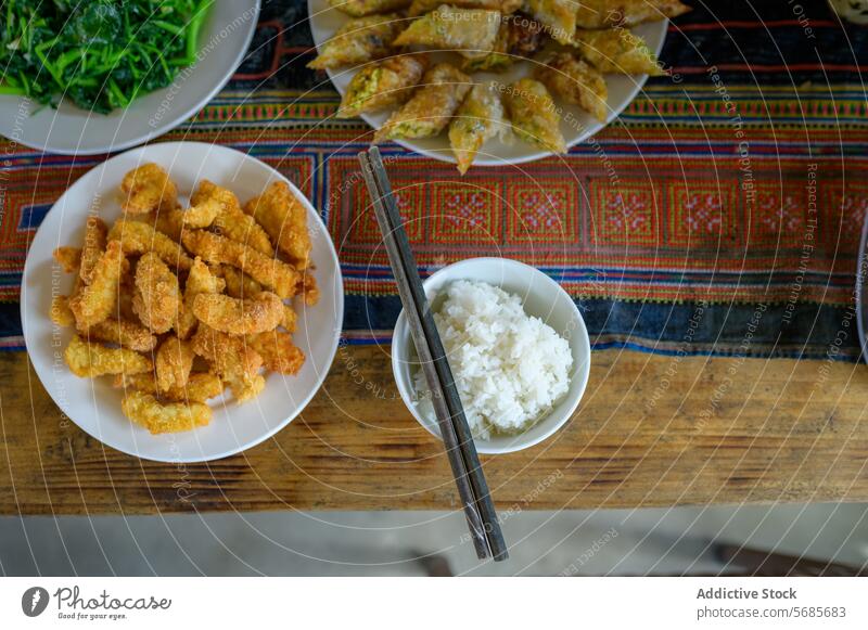 Appetitliches vietnamesisches Gericht auf dem Holztisch Speise Essstäbchen Reis Teller appetitlich Gemüse Tisch hölzern dienen Restaurant rollen Küche