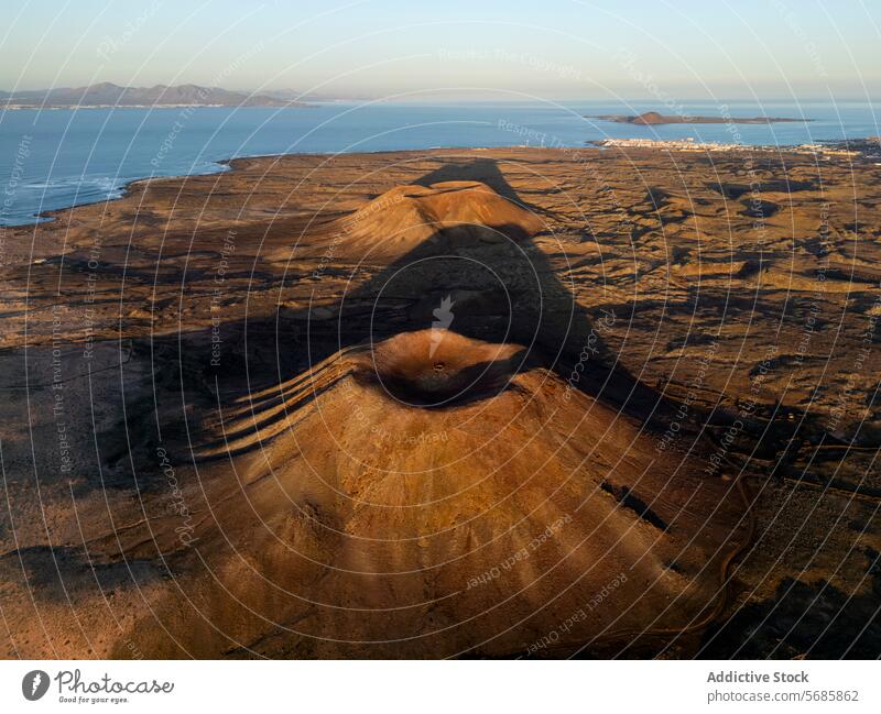 Luftaufnahme der vulkanischen Küstenlandschaft bei Sonnenuntergang Antenne Ansicht Landschaft Stadt Entfernung Himmel golden Gelände dramatisch Schatten Erde