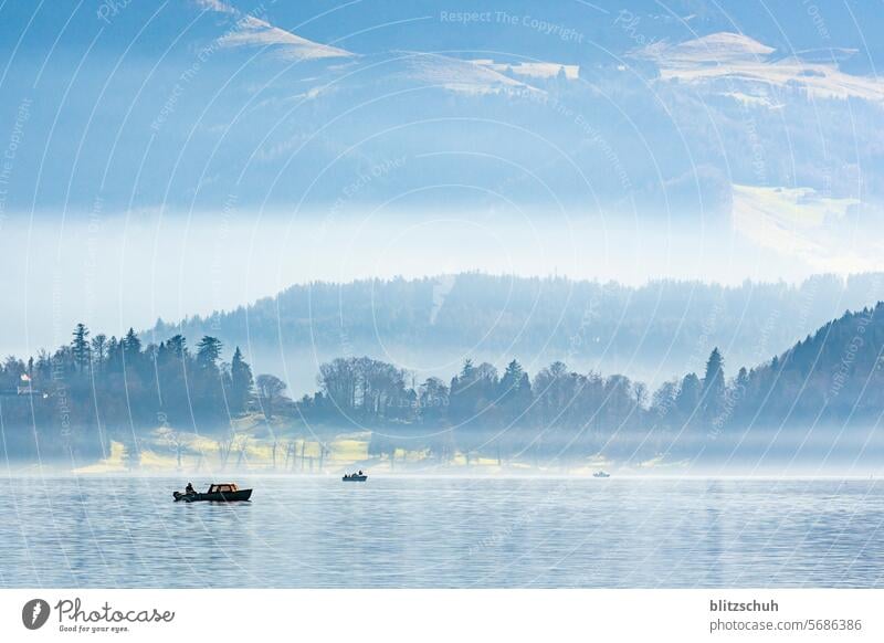 Fischer auf einem See im Februar Boot Fischerboot Wasser Fischen Natur fischen Landschaft Angeln Fischereiwirtschaft Freizeit & Hobby Angelrute Erholung