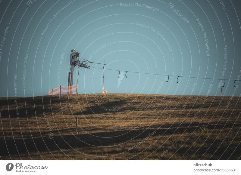 Kein Schnee mehr Schneemangel Klimawandel Natur Winter Umwelt Landschaft Eis Wetter Skilift Tiefelage Tag Skigebiet Wiese kein schnee Winterurlaub