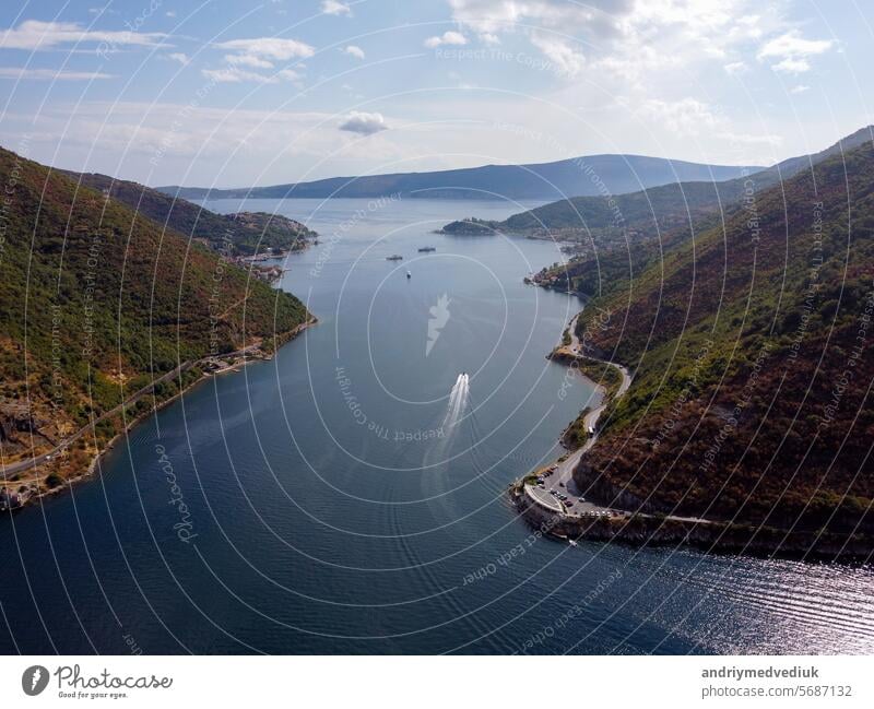 Aerial Drohne hohe Ansicht von Kotor Bucht, Boka Kotorska und Küstenstadt Kotor, Cattaro, in Montenegro. Lage Ort berühmten Ferienort Montenegro. Adriatischen Fjord umgeben von schroffen Bergen