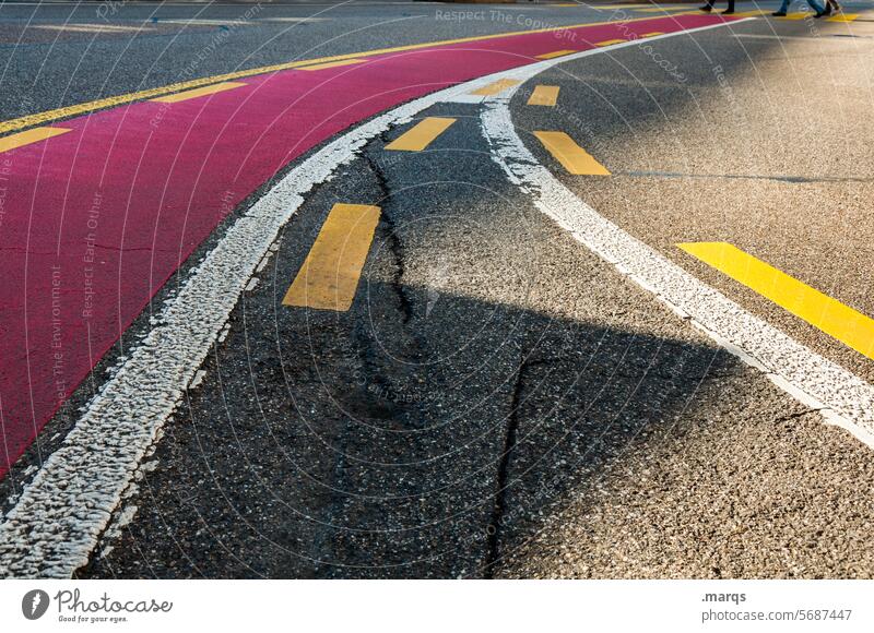 Radweg Ordnung Verkehrszeichen Linie Schatten Wege & Pfade Stadt Fußgänger Verkehrswege Asphalt gelb Straße rot Fahrbahn Fahrbahnmarkierung Kurve Sicherheit