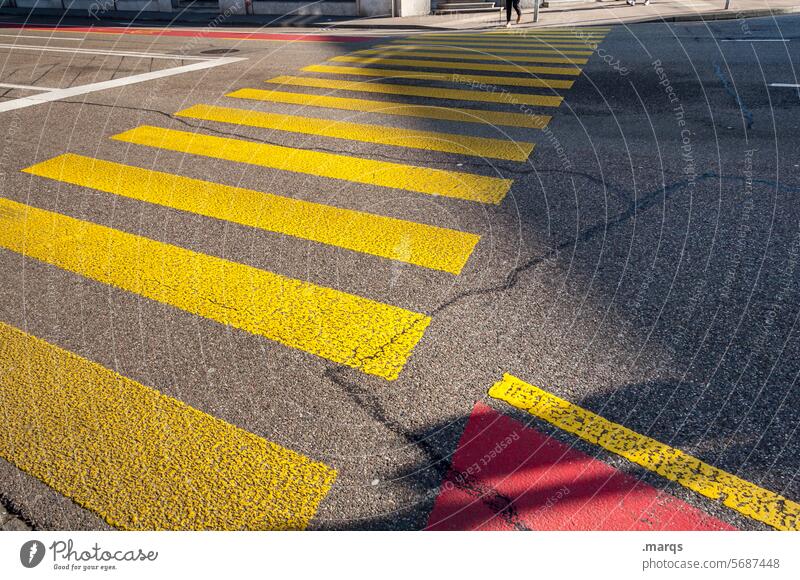 Zebrastreifen Straße gelb Verkehr Asphalt Verkehrswege Streifen Fußgänger Stadt grau gehen Überqueren Wege & Pfade Fußgängerübergang Schatten Linie