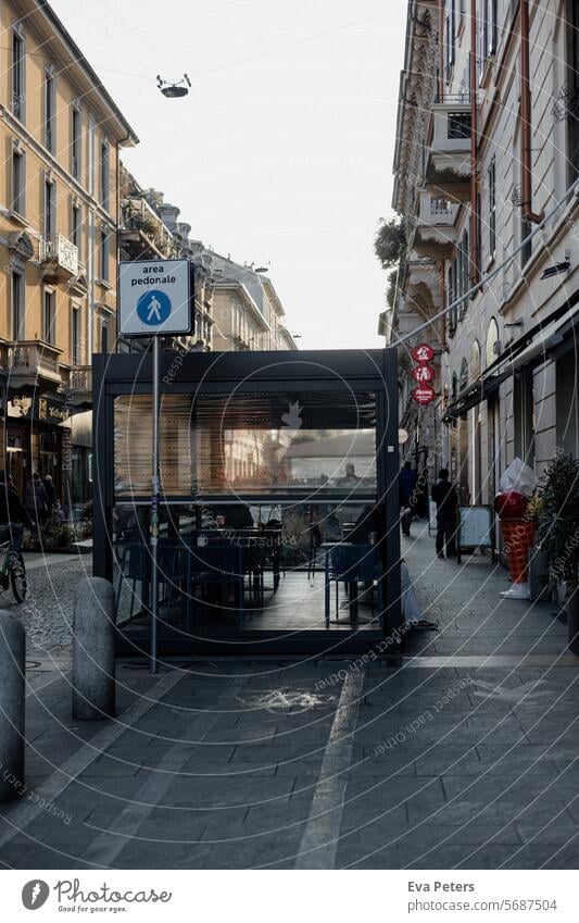 Outdoor Sitzplätze eines Restaurants in Mailand, Italien Architektur Europa Tourismus Gebäude alt Stadt katholisch Außenaufnahme Europäer