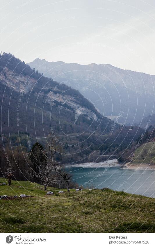 Blick auf den Tenno See in Italien Berge Trentino Tourismus Urlaub Trento Berge u. Gebirge Sommer Landschaft Natur blau Wolken Tag Außenaufnahme Schönes Wetter