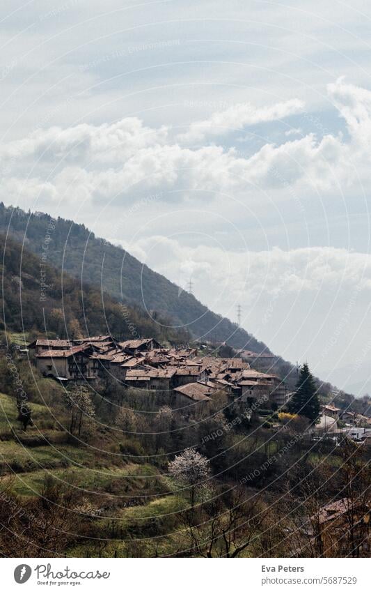 Canale di Tenno, mittelalterliches Dorf in Italien Blick Berge Trentino Tourismus Urlaub Häuser Dunst Trento Berge u. Gebirge Sommer Landschaft Natur See Himmel